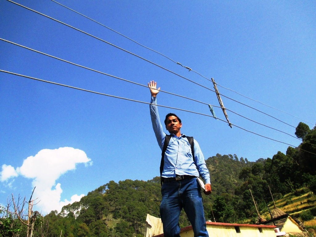 Soochna Sevak showing the height of the wires from ground level